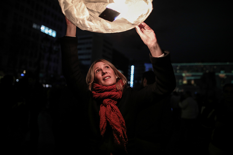 Υπερθέαμα η παραμονή Χριστουγέννων στην Αθήνα: Εκατοντάδες χάρτινα φαναράκια φώτισαν τον ουρανό!