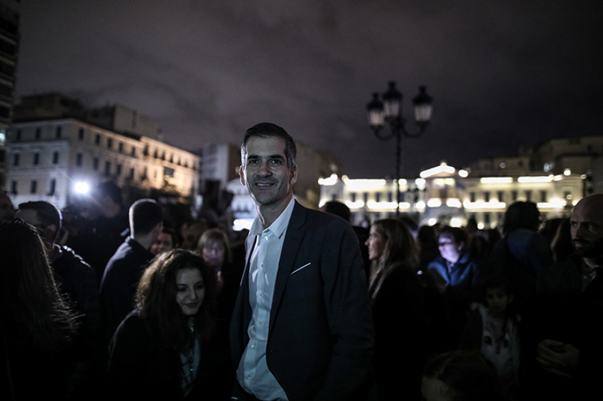 Υπερθέαμα η παραμονή Χριστουγέννων στην Αθήνα: Εκατοντάδες χάρτινα φαναράκια φώτισαν τον ουρανό!