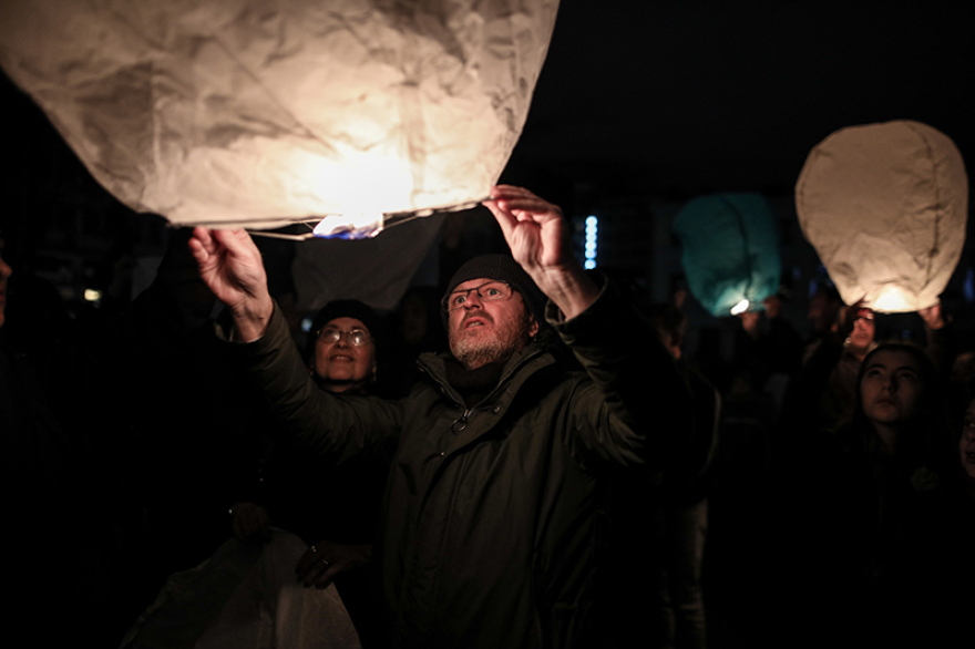 Υπερθέαμα η παραμονή Χριστουγέννων στην Αθήνα: Εκατοντάδες χάρτινα φαναράκια φώτισαν τον ουρανό!