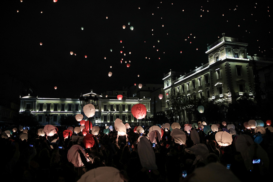 Υπερθέαμα η παραμονή Χριστουγέννων στην Αθήνα: Εκατοντάδες χάρτινα φαναράκια φώτισαν τον ουρανό!