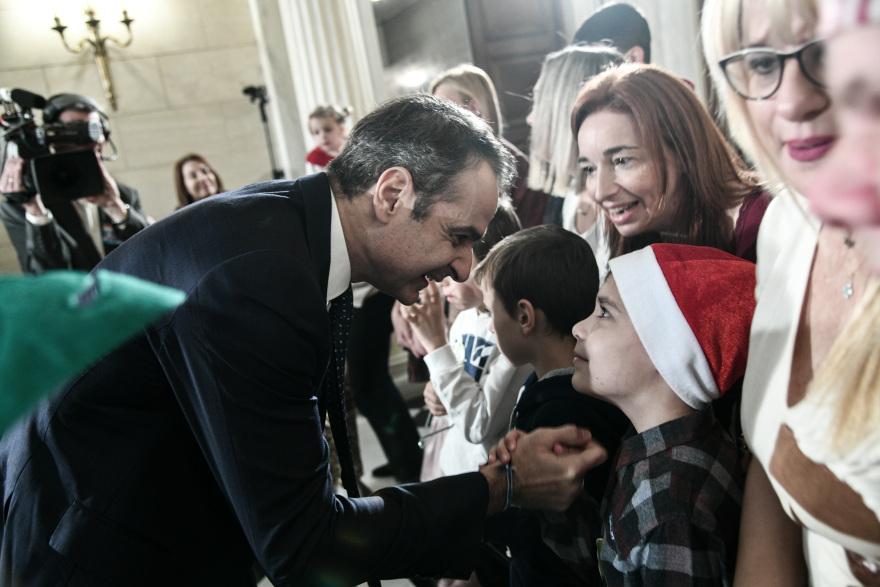 Ο Κυριάκος Μητσοτάκης άκουσε τα κάλαντα: Ο μικρός Στράτος, το γούρι και το βουνό για τον Πρόεδρο της Δημοκρατίας