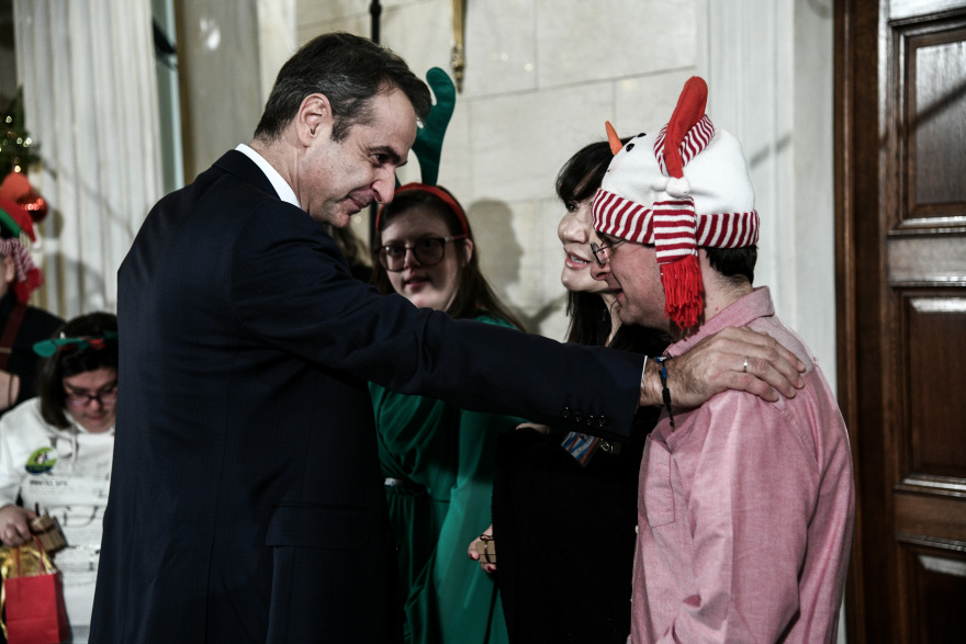 Ο Κυριάκος Μητσοτάκης άκουσε τα κάλαντα: Ο μικρός Στράτος, το γούρι και το βουνό για τον Πρόεδρο της Δημοκρατίας