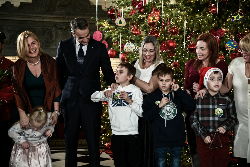 Ο Κυριάκος Μητσοτάκης άκουσε τα κάλαντα: Ο μικρός Στράτος, το γούρι και το βουνό για τον Πρόεδρο της Δημοκρατίας