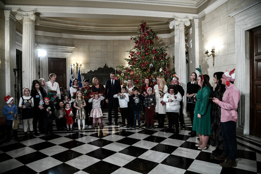 Ο Κυριάκος Μητσοτάκης άκουσε τα κάλαντα: Ο μικρός Στράτος, το γούρι και το βουνό για τον Πρόεδρο της Δημοκρατίας