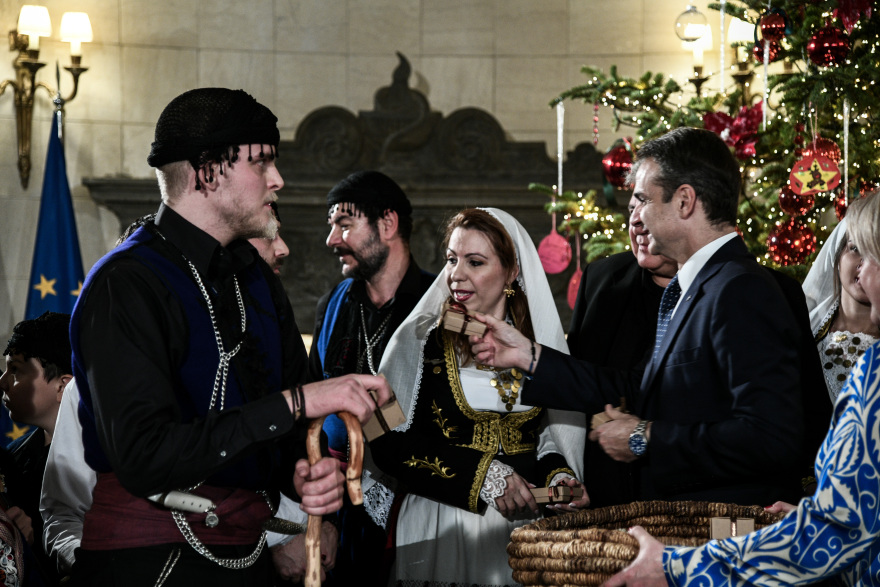 Ο Κυριάκος Μητσοτάκης άκουσε τα κάλαντα: Ο μικρός Στράτος, το γούρι και το βουνό για τον Πρόεδρο της Δημοκρατίας