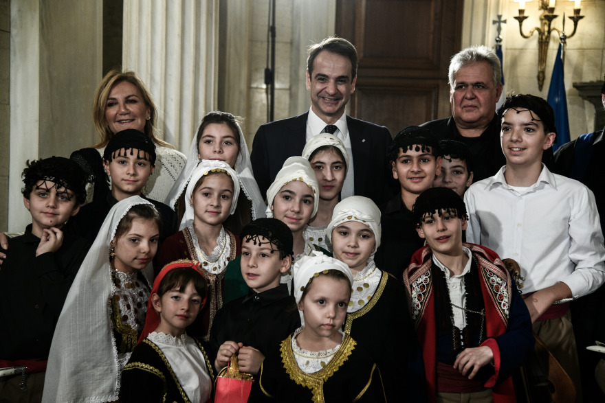 Ο Κυριάκος Μητσοτάκης άκουσε τα κάλαντα: Ο μικρός Στράτος, το γούρι και το βουνό για τον Πρόεδρο της Δημοκρατίας