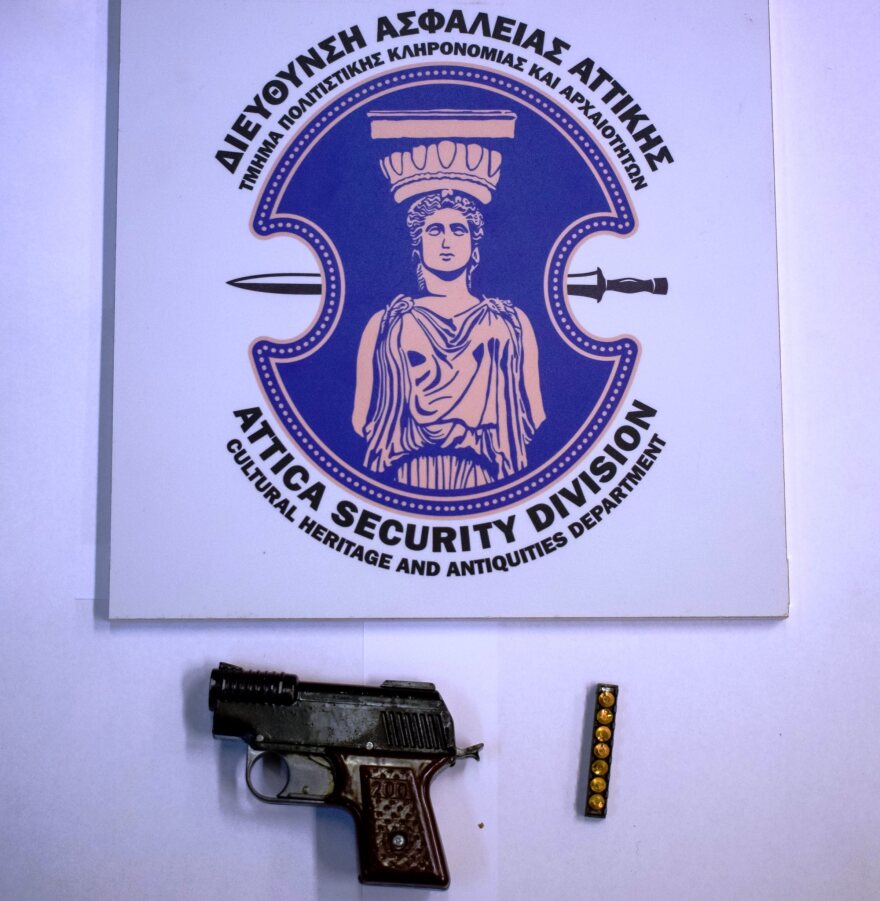 Πειραιάς: Συνελήφθησαν γιατρός με τη σύζυγό του με αρχαία αντικείμενα μεγάλης αξίας