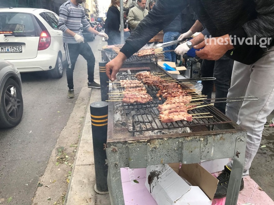 Μια... απέραντη ψησταριά η Θεσσαλονίκη την παραμονή των Χριστουγέννων