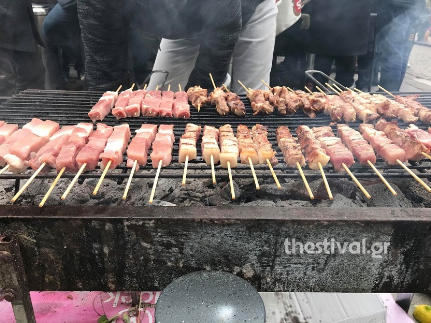 Μια... απέραντη ψησταριά η Θεσσαλονίκη την παραμονή των Χριστουγέννων