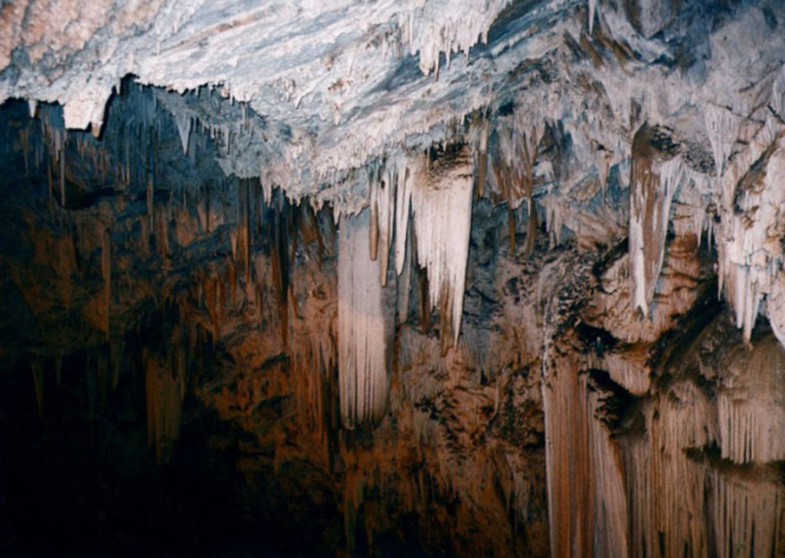 Χριστούγεννα 1673: Μια μοναδική θεία λειτουργία στο σπήλαιο της Αντιπάρου