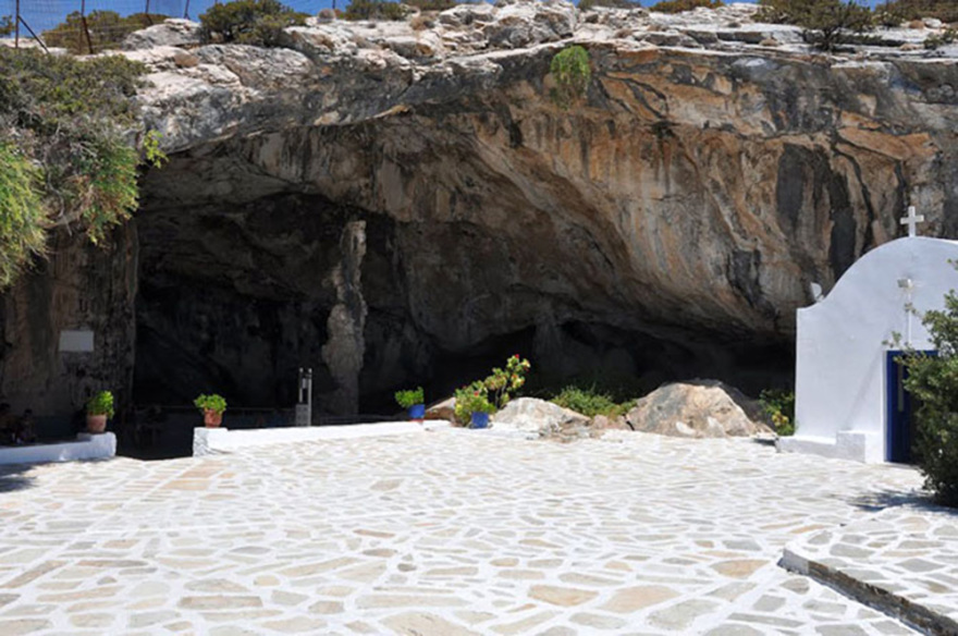 Χριστούγεννα 1673: Μια μοναδική θεία λειτουργία στο σπήλαιο της Αντιπάρου