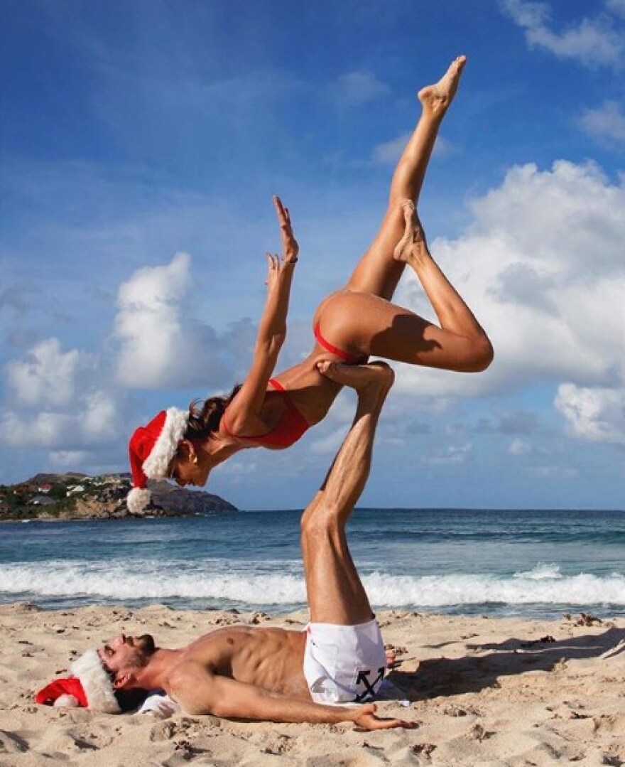 Τα...σέξι ακροβατικά της Ιζαμπέλ Γκουλάρτ στην παραλία 