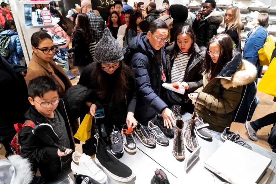 Από τα ξημερώματα σε «ουρές» μέσα στο κρύο οι Βρετανοί για τις προσφορές της Boxing Day!