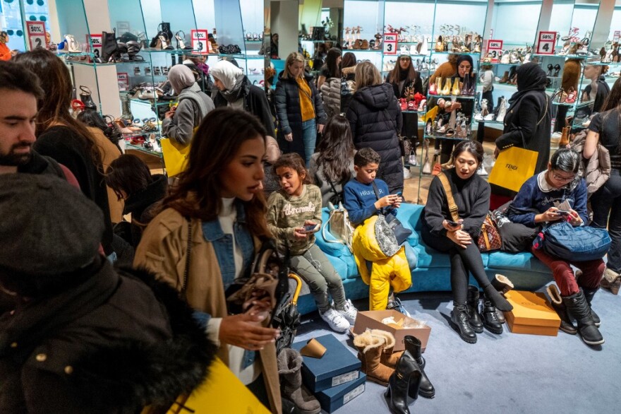 Από τα ξημερώματα σε «ουρές» μέσα στο κρύο οι Βρετανοί για τις προσφορές της Boxing Day!