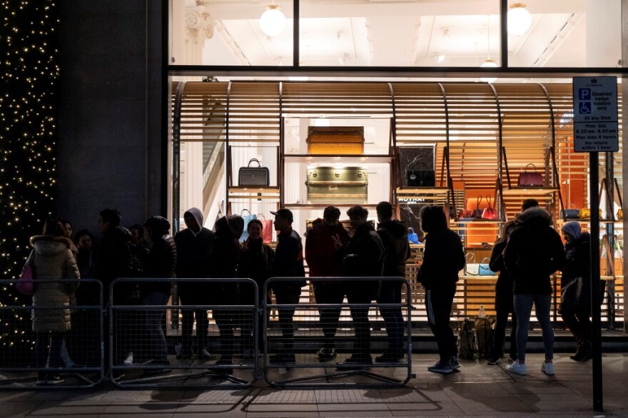 Από τα ξημερώματα σε «ουρές» μέσα στο κρύο οι Βρετανοί για τις προσφορές της Boxing Day!