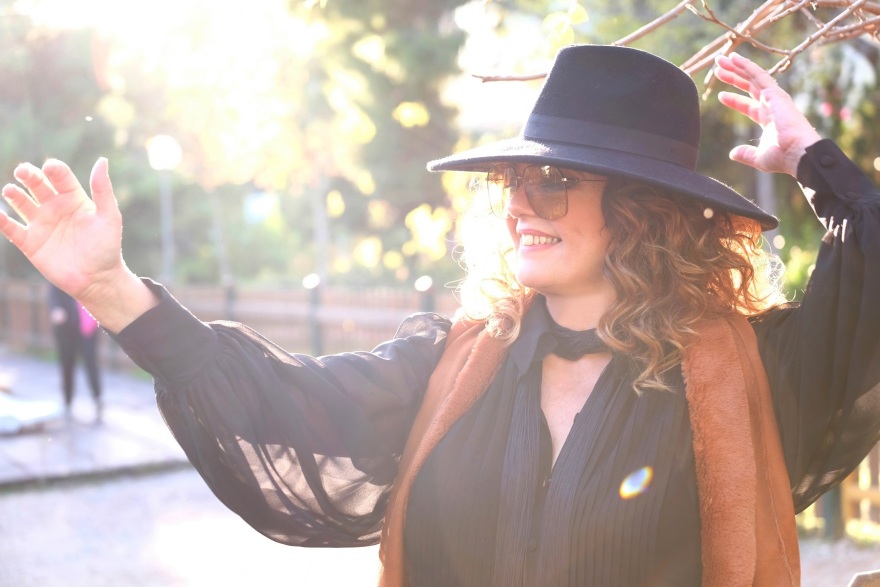 «Εσύ και 80 χρόνων να πας, Ελενίτσα θα είσαι!»: Η Ελένη Τσαλιγοπούλου έχει μάθει στη σκηνή να βγάζει πάντα τα παπούτσια της