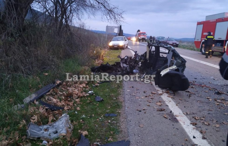 Φοβερό τροχαίο στη Φθιώτιδα με ένα νεκρό και δυο τραυματίες: Αυτοκίνητο χτύπησε σε πλάτανο, κόπηκε στα δυο και πήρε φωτιά