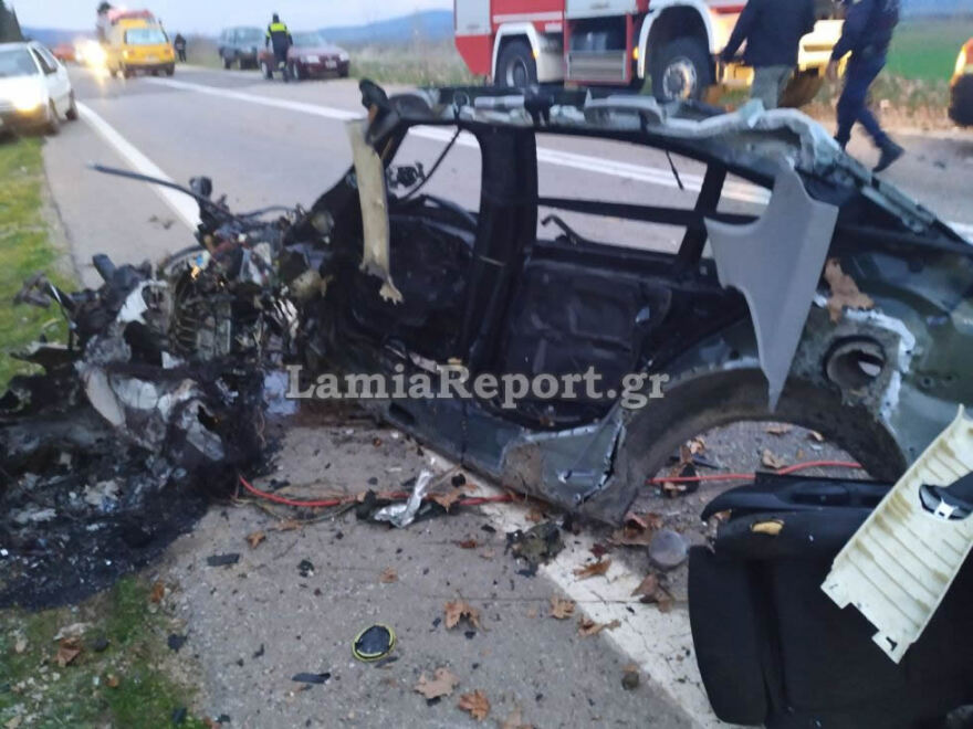 Φοβερό τροχαίο στη Φθιώτιδα με ένα νεκρό και δυο τραυματίες: Αυτοκίνητο χτύπησε σε πλάτανο, κόπηκε στα δυο και πήρε φωτιά