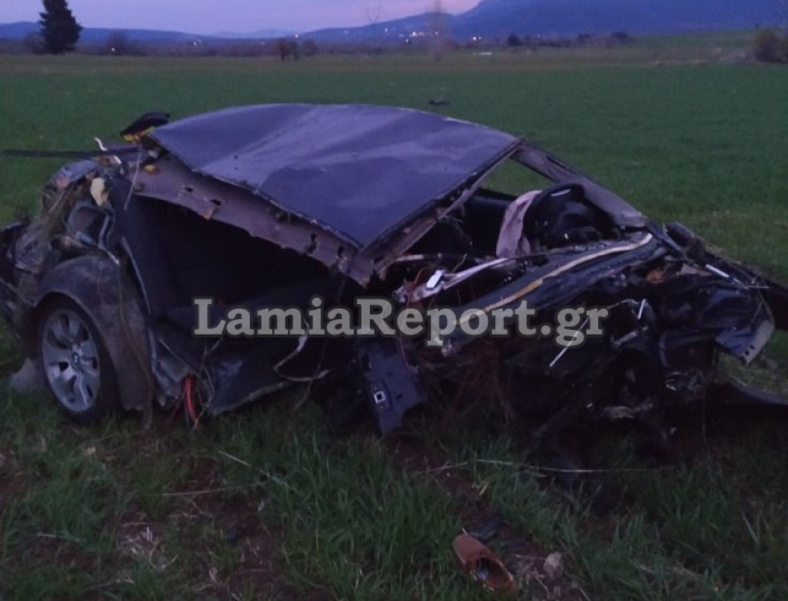 Φοβερό τροχαίο στη Φθιώτιδα με ένα νεκρό και δυο τραυματίες: Αυτοκίνητο χτύπησε σε πλάτανο, κόπηκε στα δυο και πήρε φωτιά
