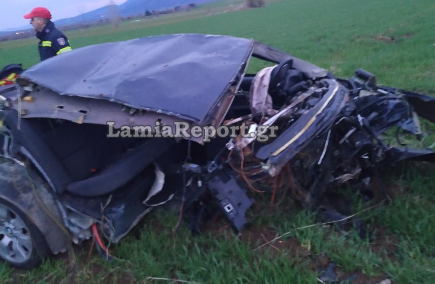 Φοβερό τροχαίο στη Φθιώτιδα με ένα νεκρό και δυο τραυματίες: Αυτοκίνητο χτύπησε σε πλάτανο, κόπηκε στα δυο και πήρε φωτιά
