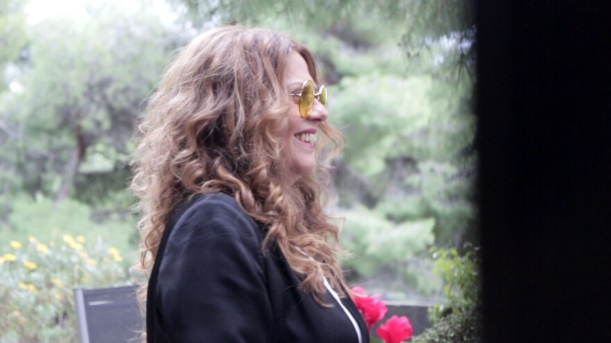 «Εσύ και 80 χρόνων να πας, Ελενίτσα θα είσαι!»: Η Ελένη Τσαλιγοπούλου έχει μάθει στη σκηνή να βγάζει πάντα τα παπούτσια της