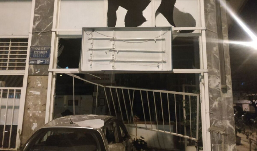 Τρόμος στον Κολωνό: Αυτοκίνητο σε τρελή πορεία παρέσυρε τρία οχήματα και καρφώθηκε σε καθαριστήριο