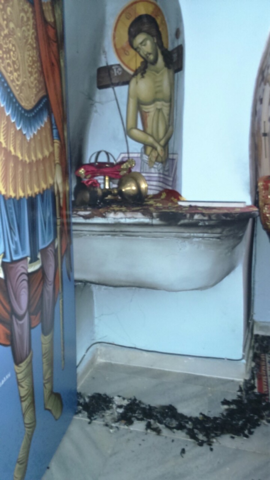 Χίος: Ιερόσυλοι έβαλαν φωτιά σε εκκλησία 