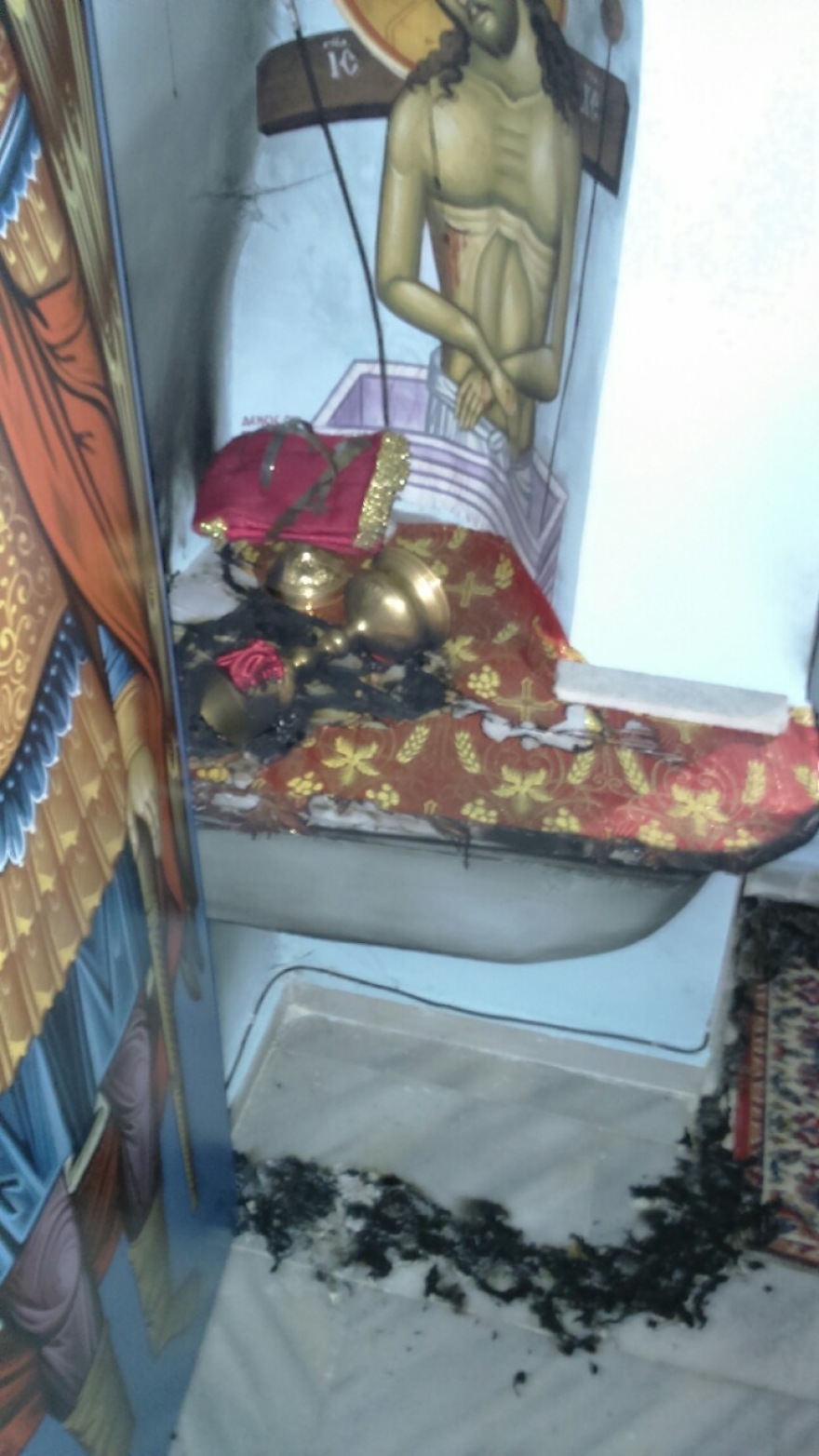 Χίος: Ιερόσυλοι έβαλαν φωτιά σε εκκλησία 