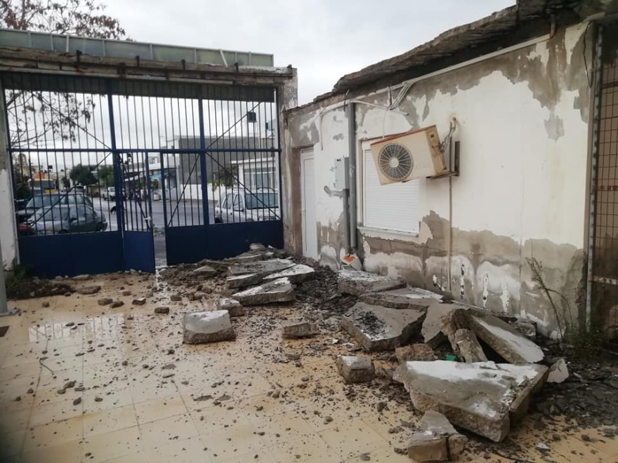 Kρήτη: Κατέρρευσε κεντρική είσοδος δημοτικού σταδίου 