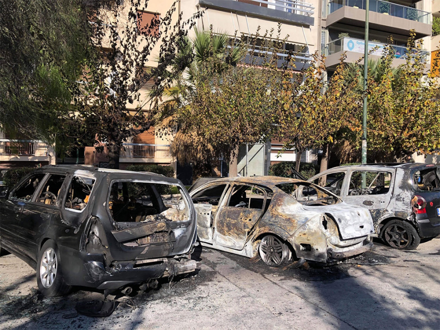 Εμπρησμοί σε αυτοκίνητα στα Ιλίσια τα ξημερώματα