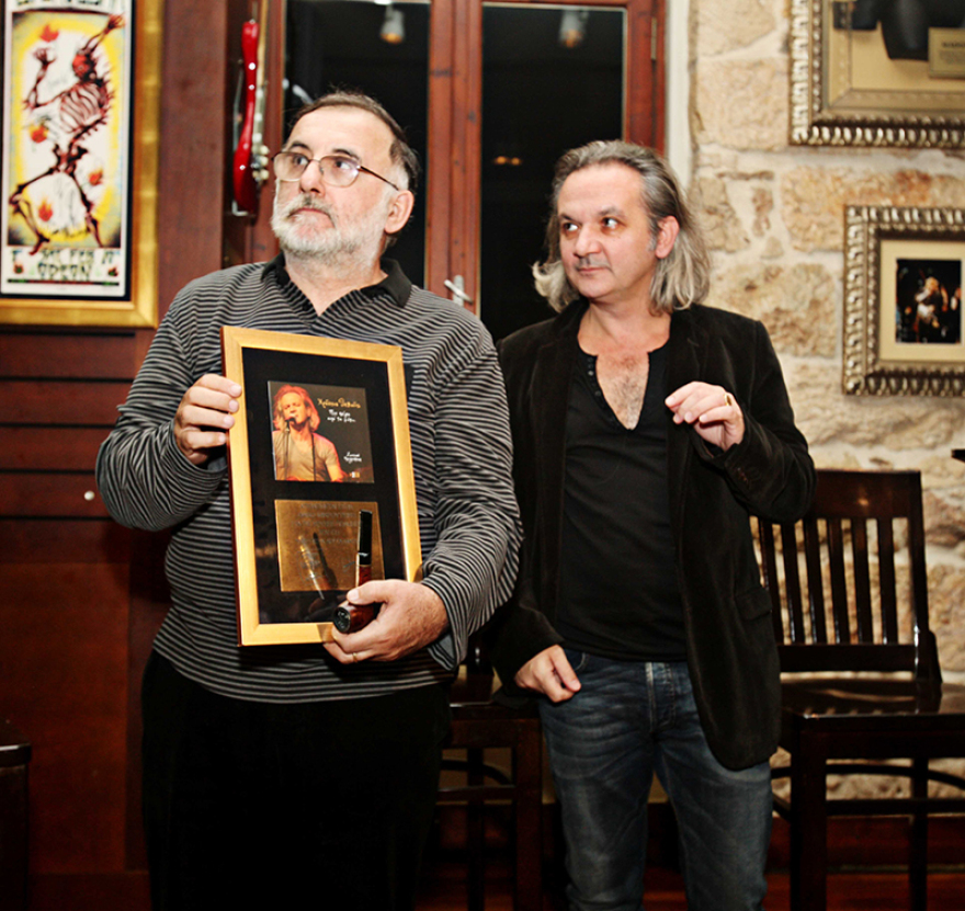 Θάνος Μικρούτσικος: Ένας αμετανόητος μουσικός