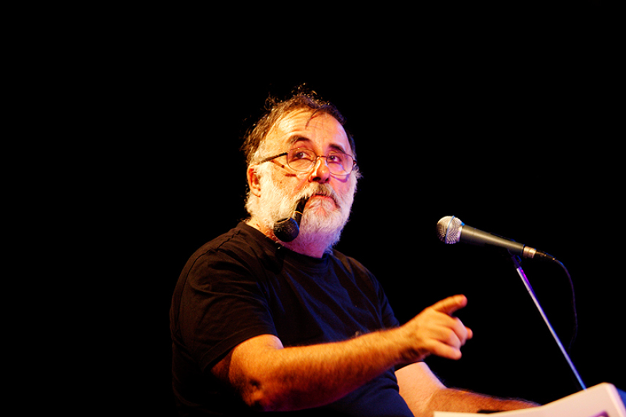 Θάνος Μικρούτσικος: Ένας αμετανόητος μουσικός