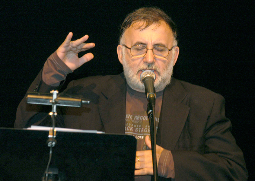 Θάνος Μικρούτσικος: Ένας αμετανόητος μουσικός