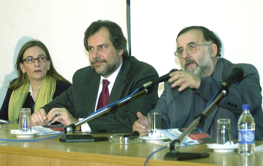 Θάνος Μικρούτσικος: Ένας αμετανόητος μουσικός