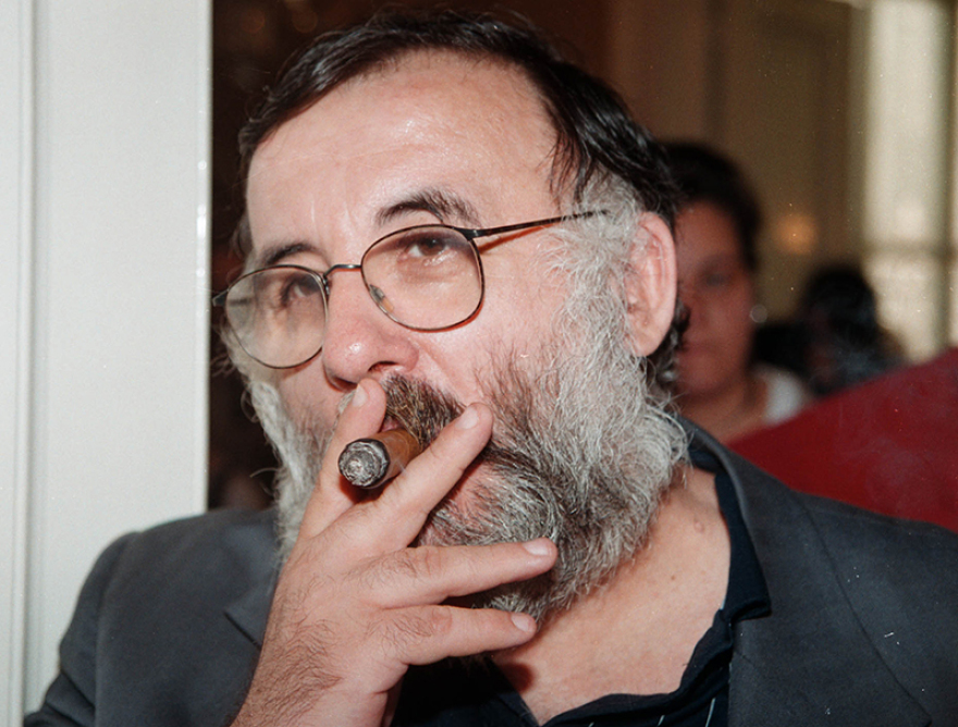 Θάνος Μικρούτσικος: Ένας αμετανόητος μουσικός