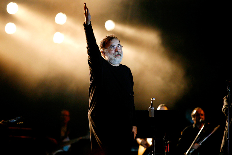 Θάνος Μικρούτσικος: Ένας αμετανόητος μουσικός