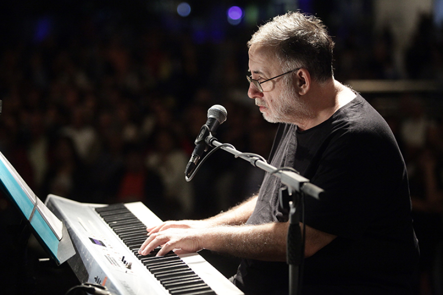 Θάνος Μικρούτσικος: Ένας αμετανόητος μουσικός