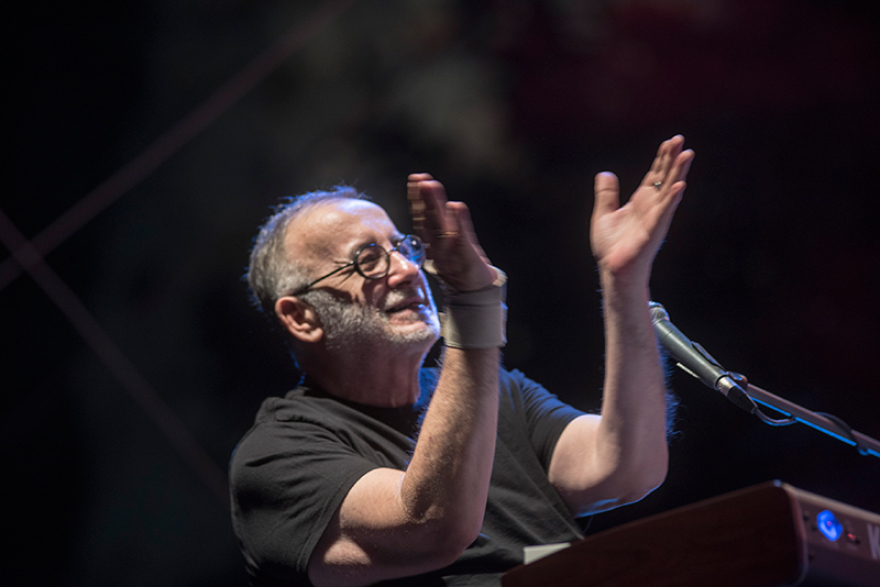 Θάνος Μικρούτσικος: Ένας αμετανόητος μουσικός