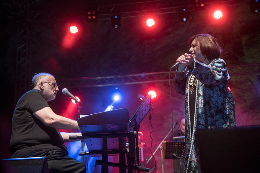 Θάνος Μικρούτσικος: Ένας αμετανόητος μουσικός