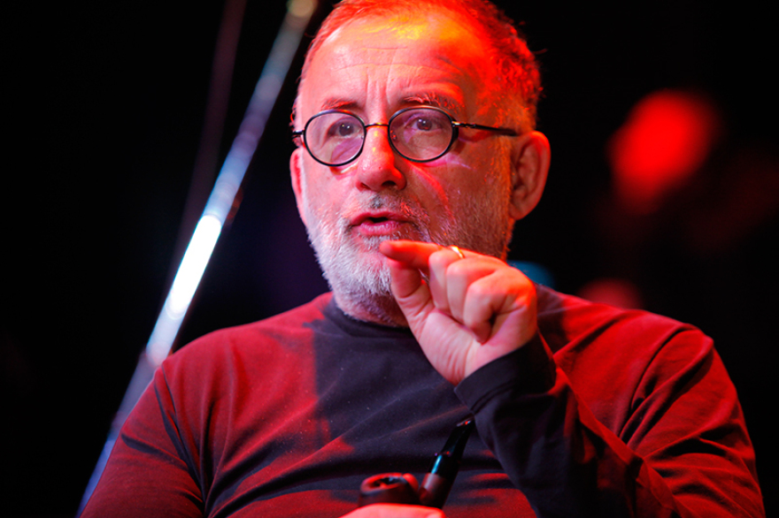 Θάνος Μικρούτσικος: Ένας αμετανόητος μουσικός