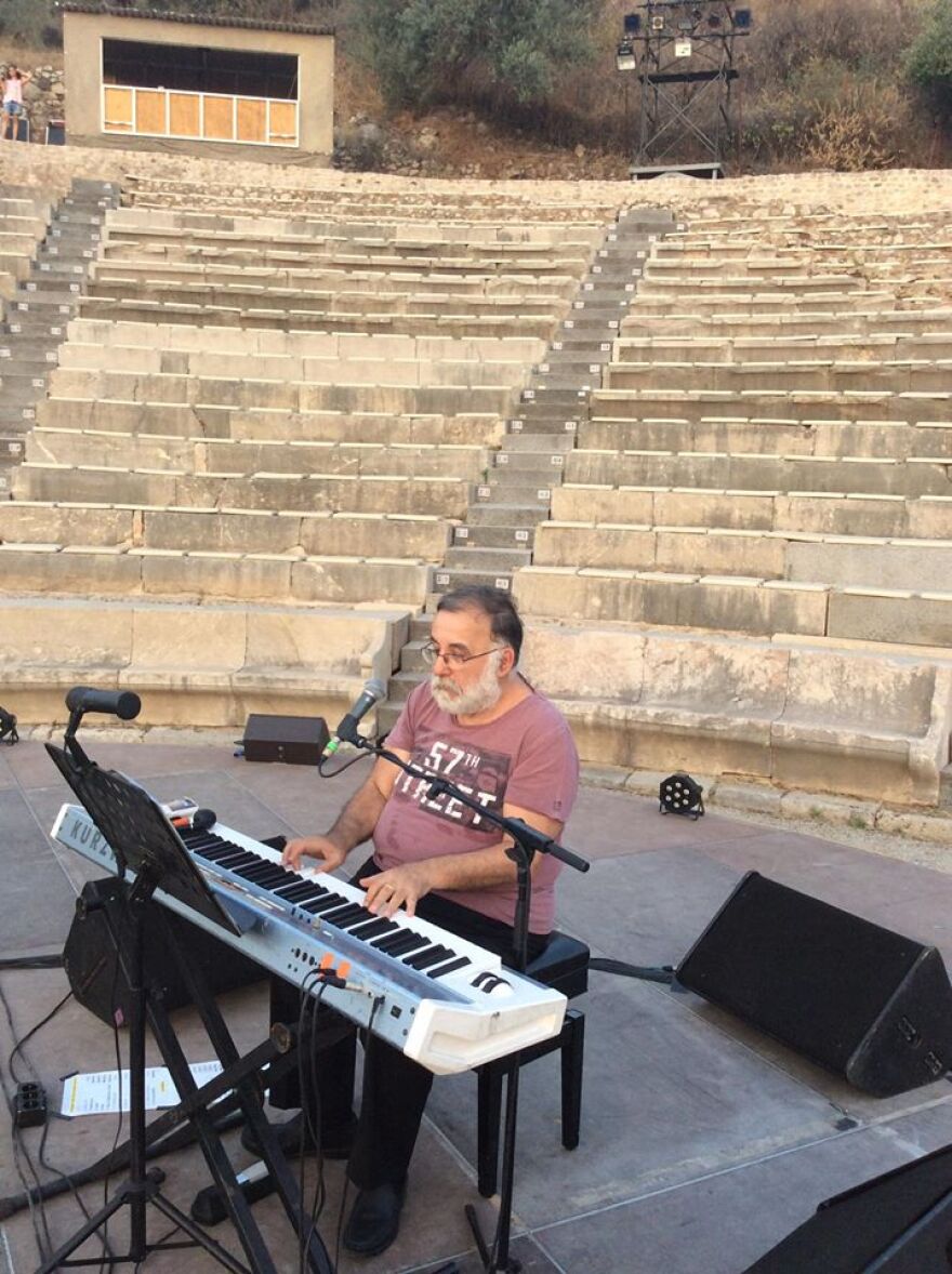 Θάνος Mικρούτσικος: Αποχαιρετισμός στον αιώνιο μαχητή των οριζόντων