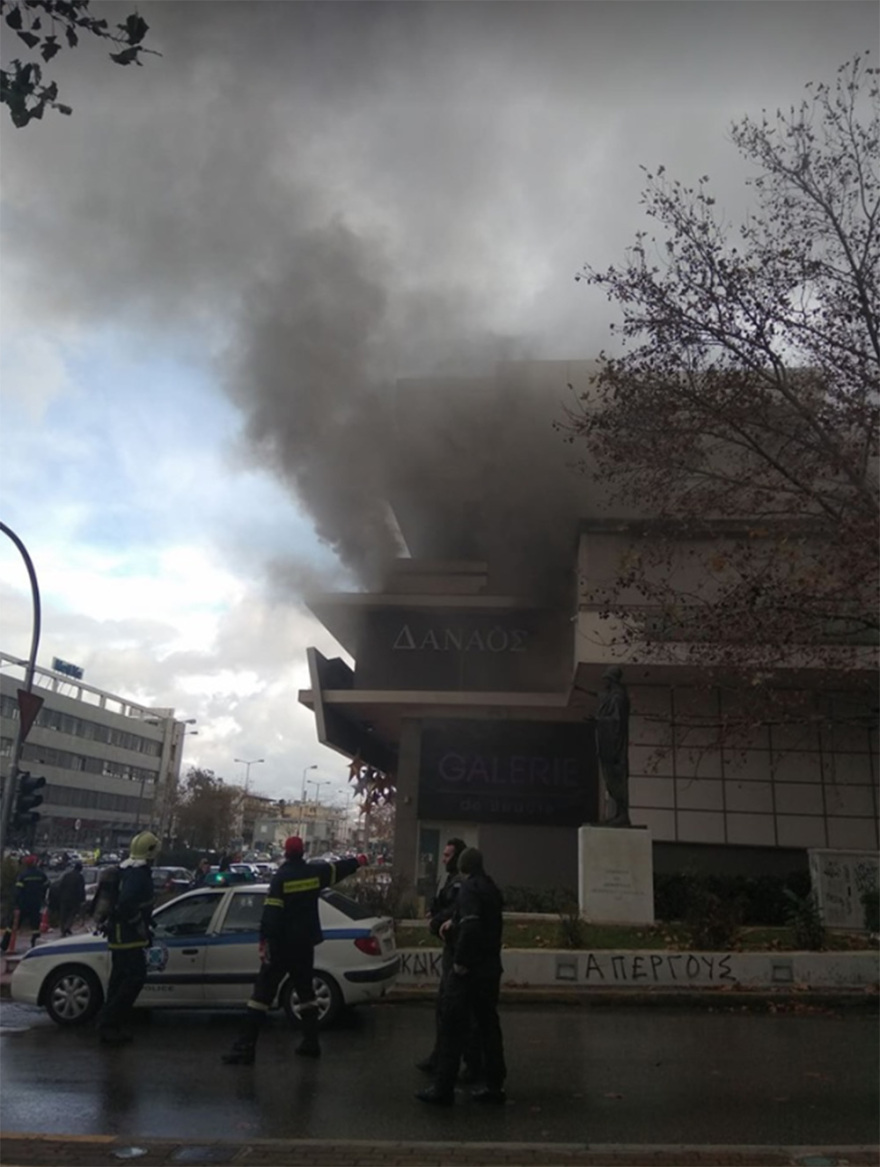 Φωτιά σε αποθήκες πάνω από το πολυκατάστημα «Δαναός» στον Χολαργό
