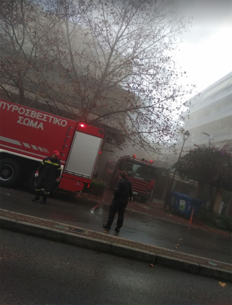 Φωτιά σε αποθήκες πάνω από το πολυκατάστημα «Δαναός» στον Χολαργό