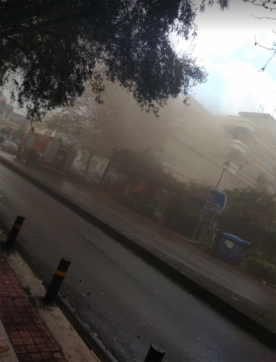 Φωτιά σε αποθήκες πάνω από το πολυκατάστημα «Δαναός» στον Χολαργό