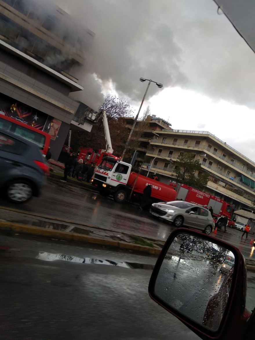 Χολαργός: Κατασβέστηκε η φωτιά πάνω από το πολυκατάστημα «Δαναός»