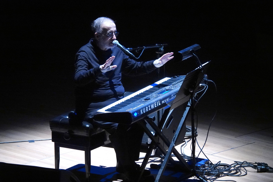 Θάνος Μικρούτσικος: Σε λαϊκό προσκύνημα η σορός του