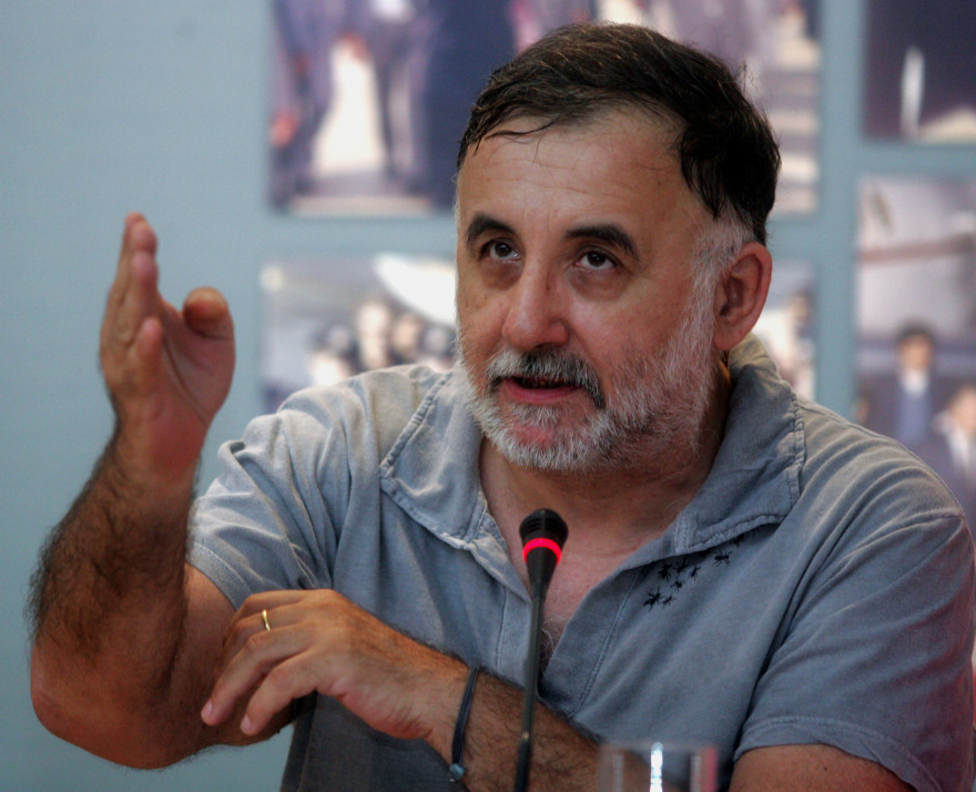 Θάνος Μικρούτσικος: Σε λαϊκό προσκύνημα η σορός του