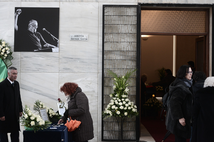 Θάνος Μικρούτσικος: Το τελευταίο αντίο