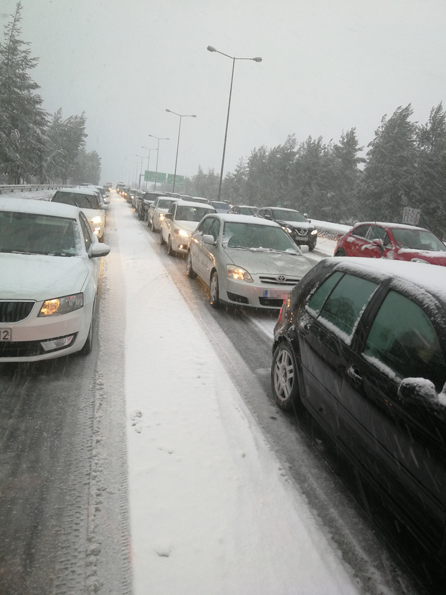 Καιρός: Σαρώνει η «Ζηνοβία» - Εγκλωβίστηκαν οδηγοί στο ύψος της Μαλακάσας