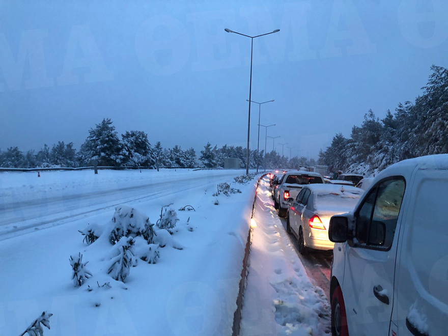 Κακοκαιρία «Ζηνοβία»: Νύχτα αγωνίας - Σε επιφυλακή για να μην κλείσει πάλι η Αθηνών-Λαμίας 